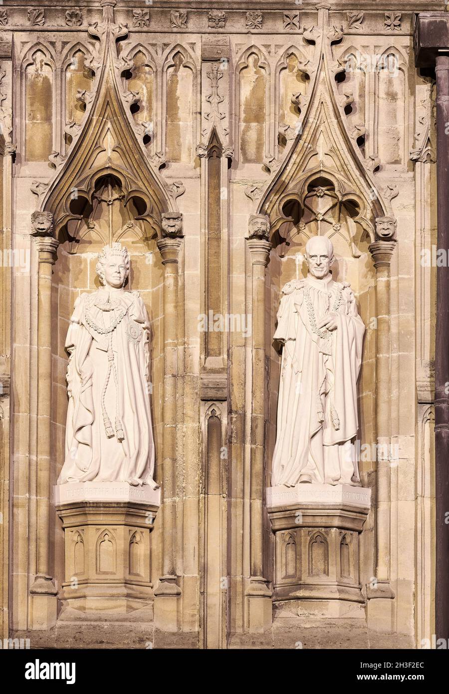 Statue della Regina Elisabetta II e del Principe Filippo sopra la porta ovest della cattedrale di Canterbury, Inghilterra. Foto Stock