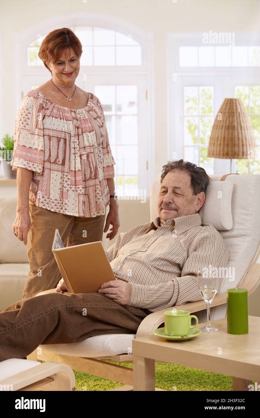 Coppia di anziani a casa Foto Stock
