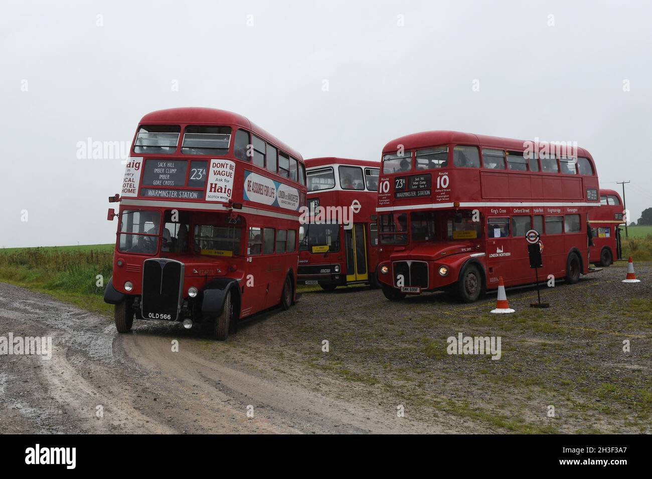 Imberbus 2021. Un evento annuale in cui i bus di trasporto di Londra prevalentemente classici forniscono il trasporto al villaggio di Imber che si trova sulla terra di MOD Foto Stock