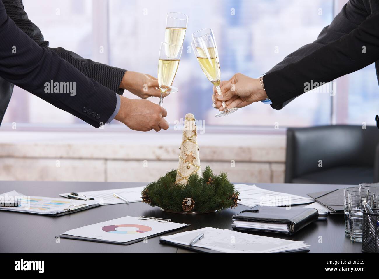 Gli uomini d'affari festeggiano il Natale Foto Stock