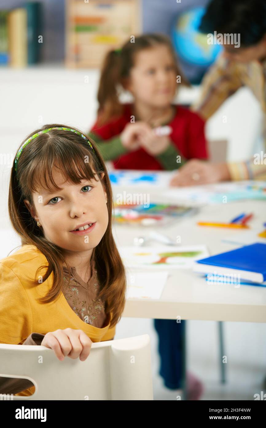 Ritratto di studentessa in classe d'arte Foto Stock