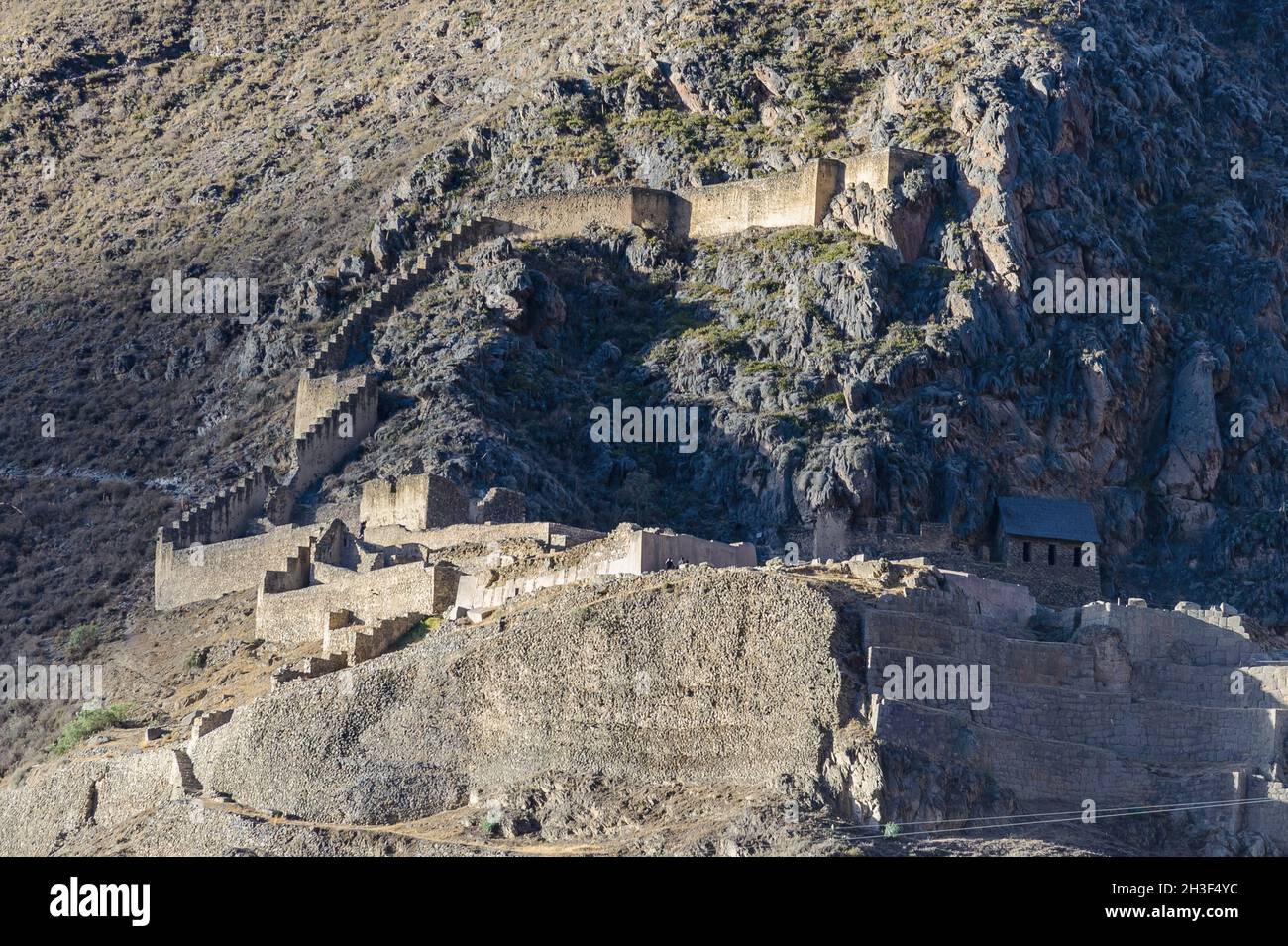 Mura di pietra della fortezza Inca costruita sul lato della collina vicino Ollantaytambo. Cuzco, Perù. Foto Stock