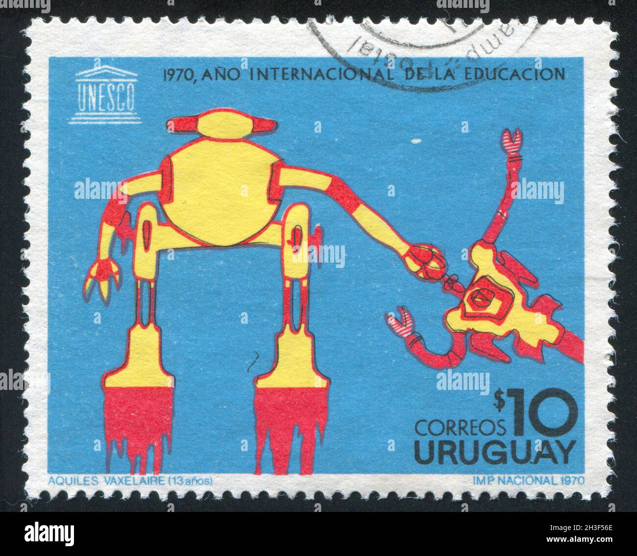 URUGUAY - CIRCA 1970: Francobollo stampato dall'Uruguay, mostra Children's Drawing, Astronauta e Monster, circa 1970 Foto Stock