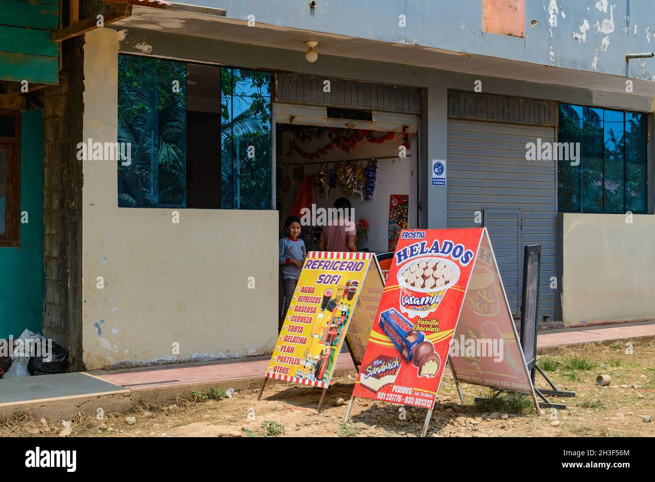 Un ristorante sul lato della strada nell'Amazzonia peruviana. Madre de Dios, Perù. Foto Stock