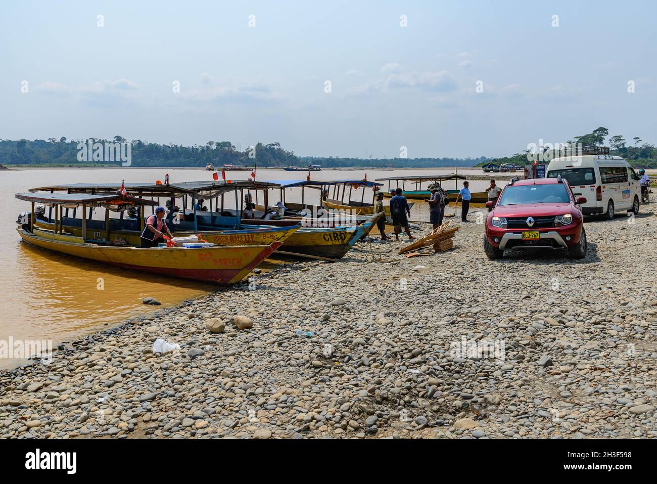 Il piccolo motoscafo è il trasporto principale lungo Rio Madre de Dios nell'Amazzonia peruviana. Madre de Dios, Perù. Foto Stock