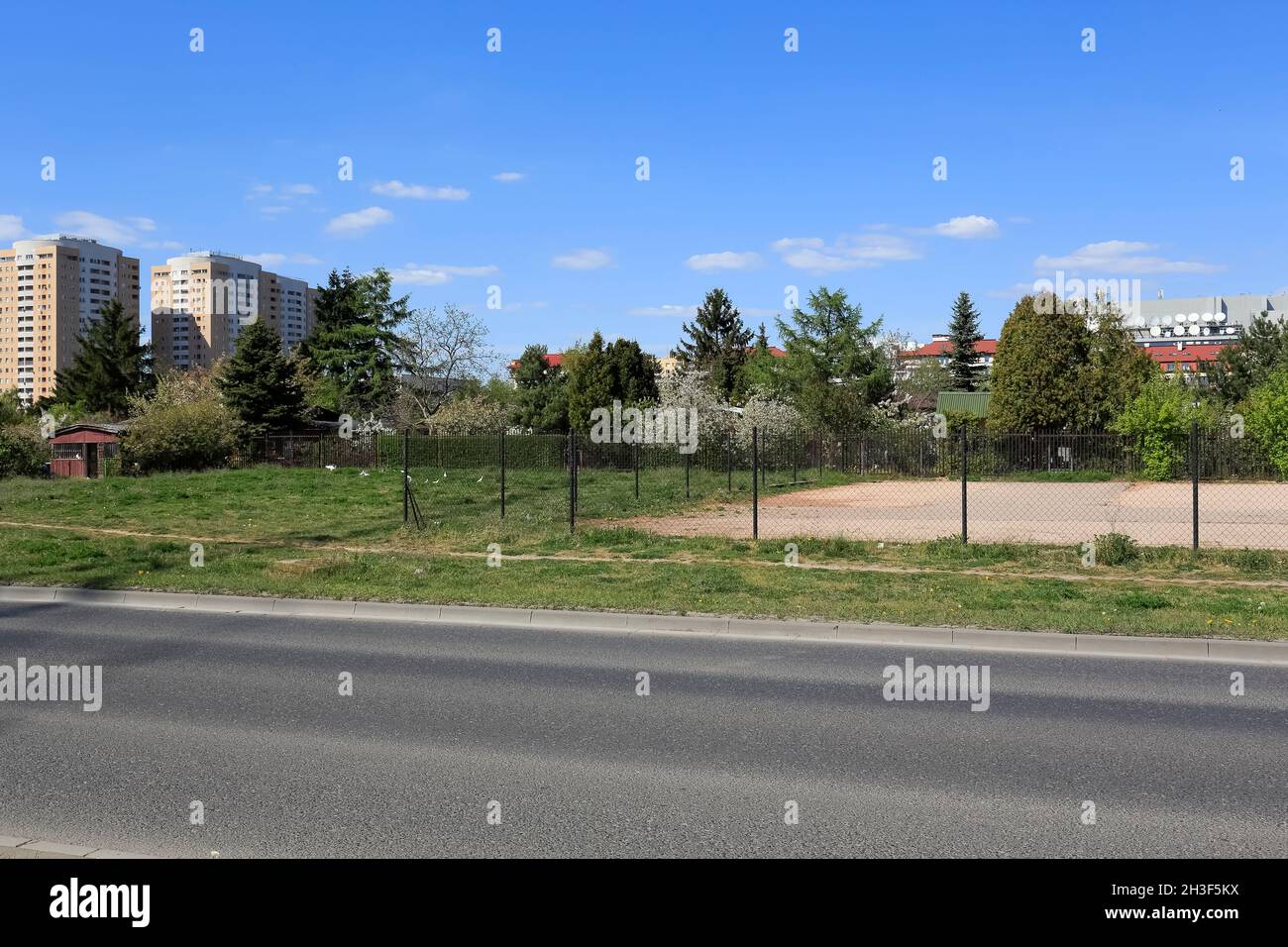 Dietro la strada di assegnazione giardini che assomiglia ad un piccolo parco nella tenuta di alloggiamento sono visibili. Questa zona verde fa parte di una proprietà immobiliare Foto Stock