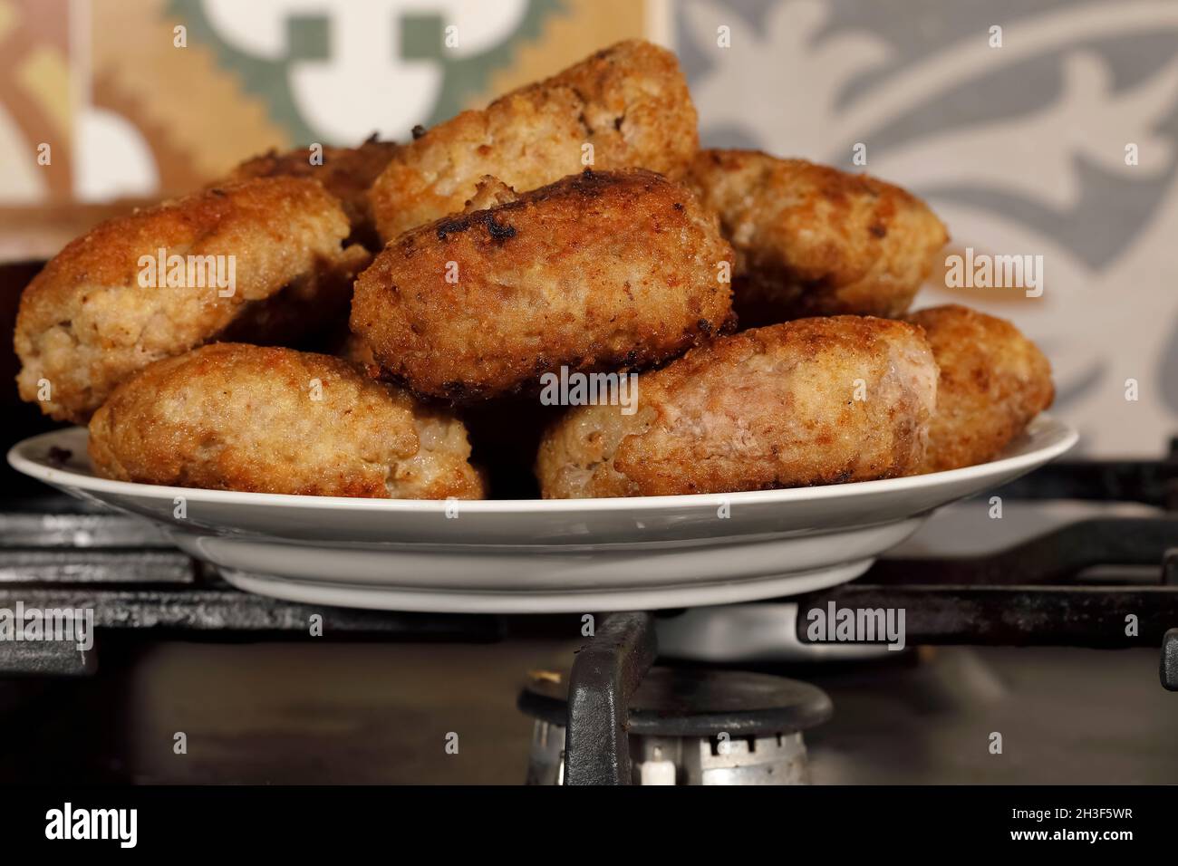 Le cotolette di carne sono già state fritte e sono sul piatto. Foto Stock