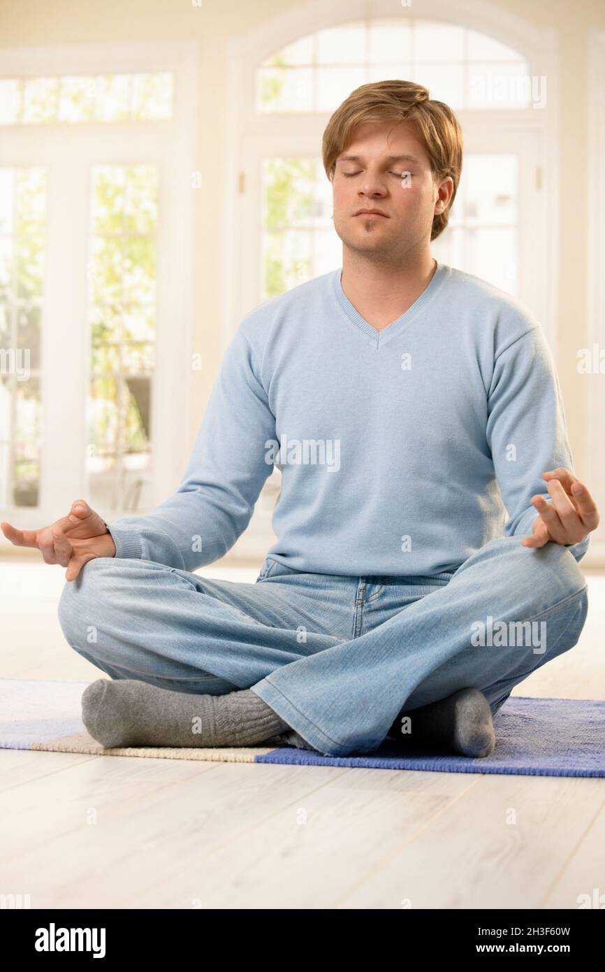 Uomo che fa yoga Foto Stock