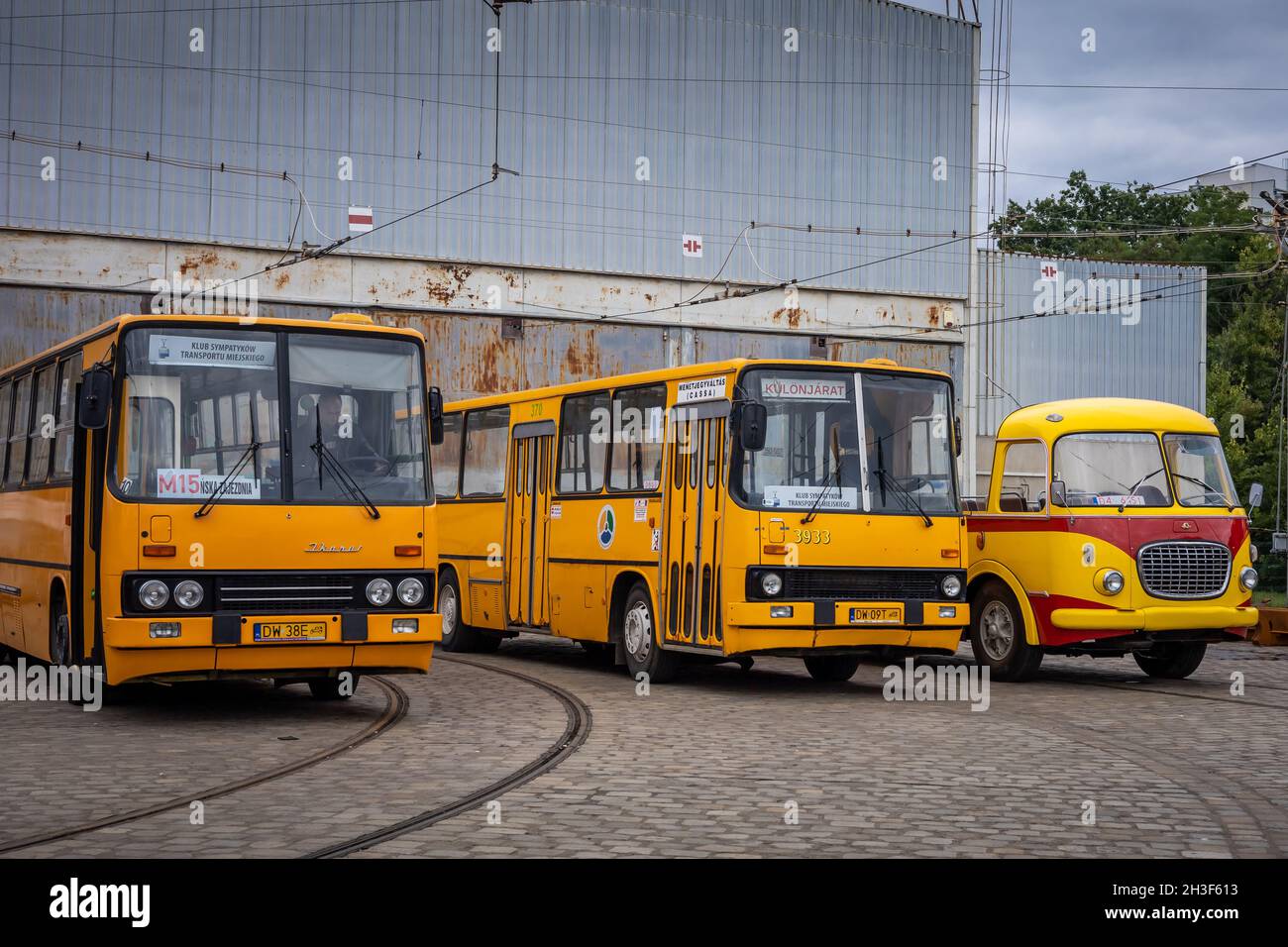 Wroclaw, Polonia - 19 settembre 2021: Tre autobus d'epoca Ikarus e Skoda vuoti davanti al deposito. Foto Stock