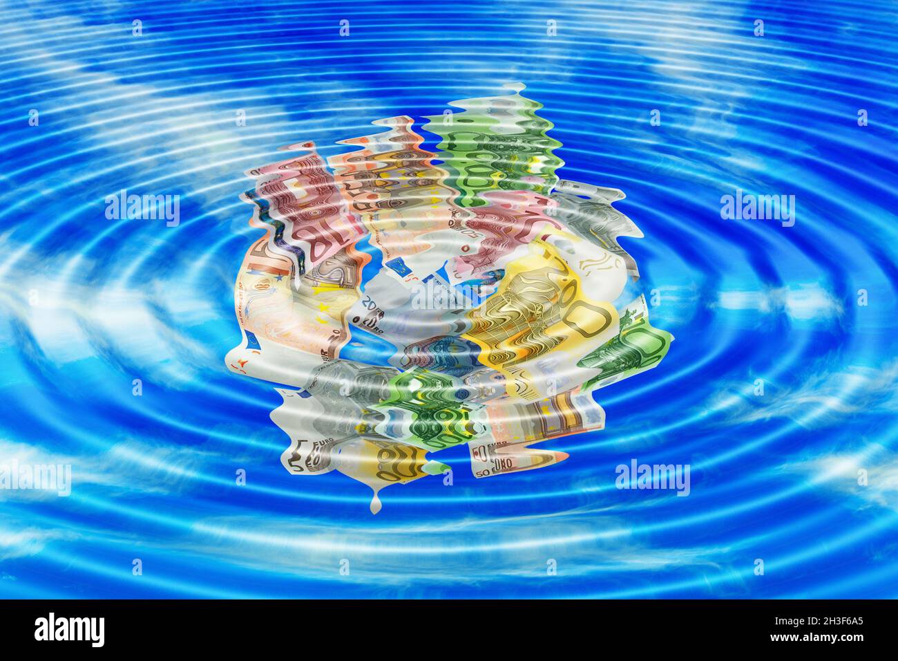 Le banconote nell'idromassaggio simboleggiano il riciclaggio di denaro Foto Stock