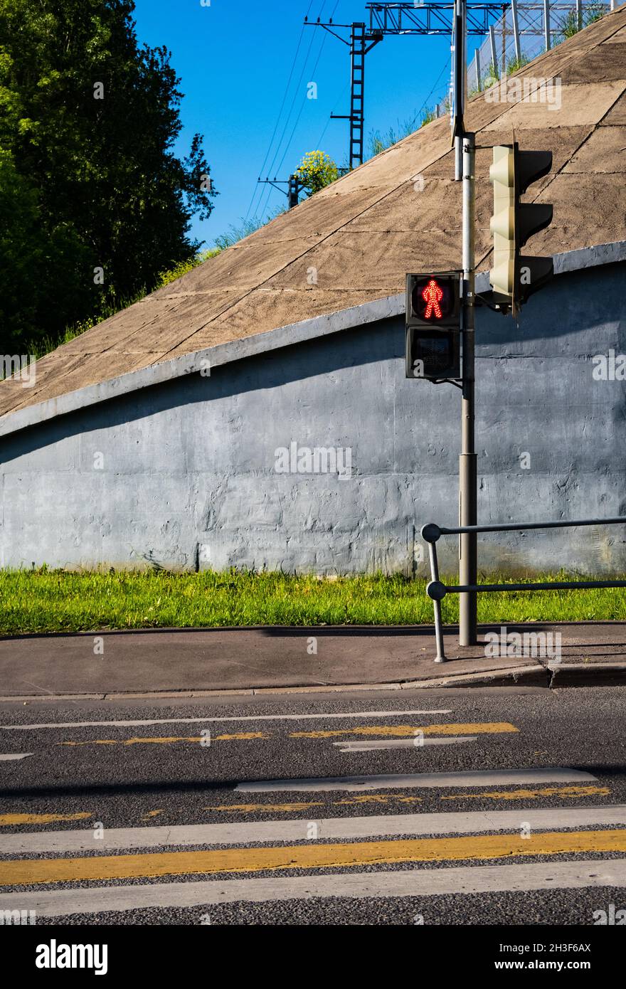 luce rossa su un passaggio pedonale senza persone in una giornata estiva. Foto di alta qualità Foto Stock
