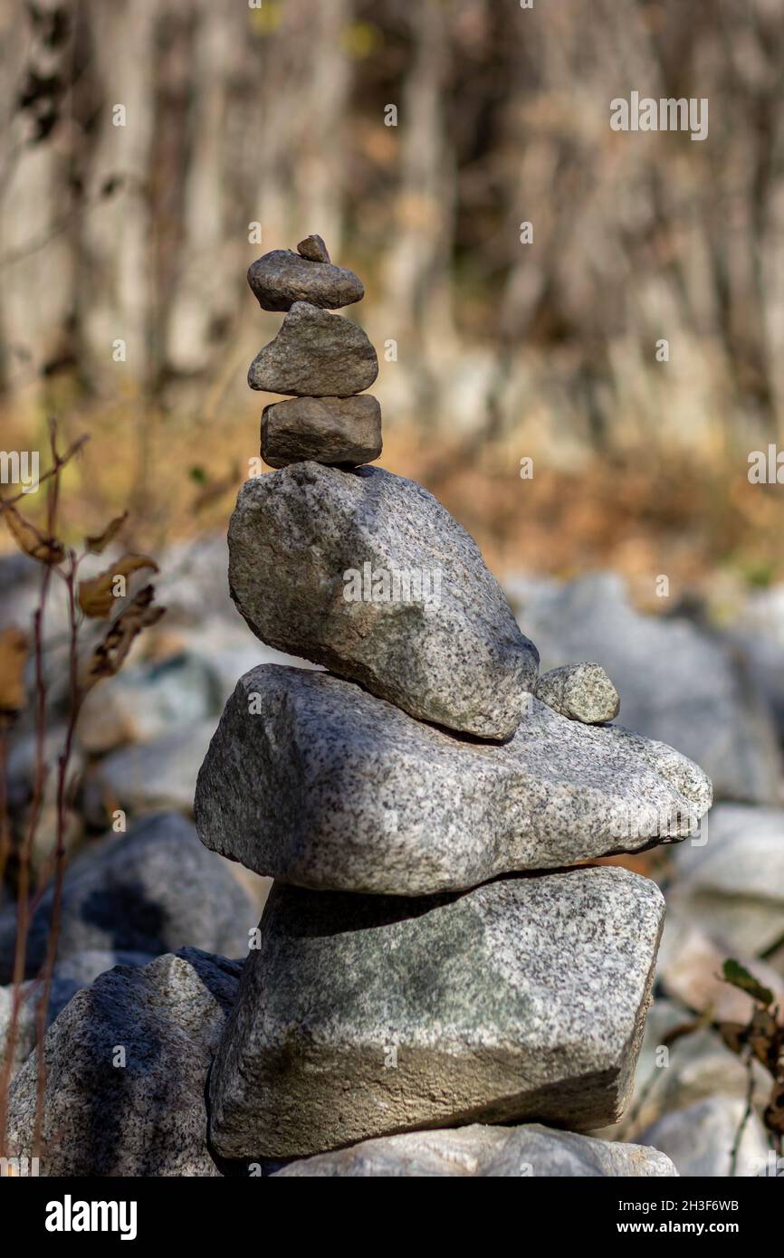 Cumulo di roccia equilibrando nella foresta fatto da pietre grandi e piccole Foto Stock