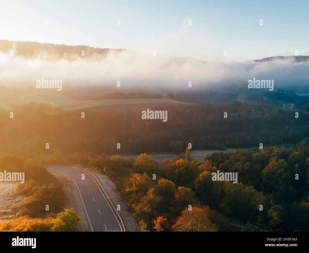 Rheinlandpfalz, 24.10.21: Sonnenaufgang und nebelige Landschaft am frühen Morgen. Foto: Presepfoto Mika Volkmann Foto Stock