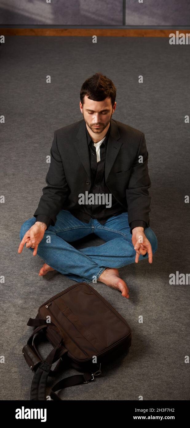 Ragazzo alla moda meditating Foto Stock