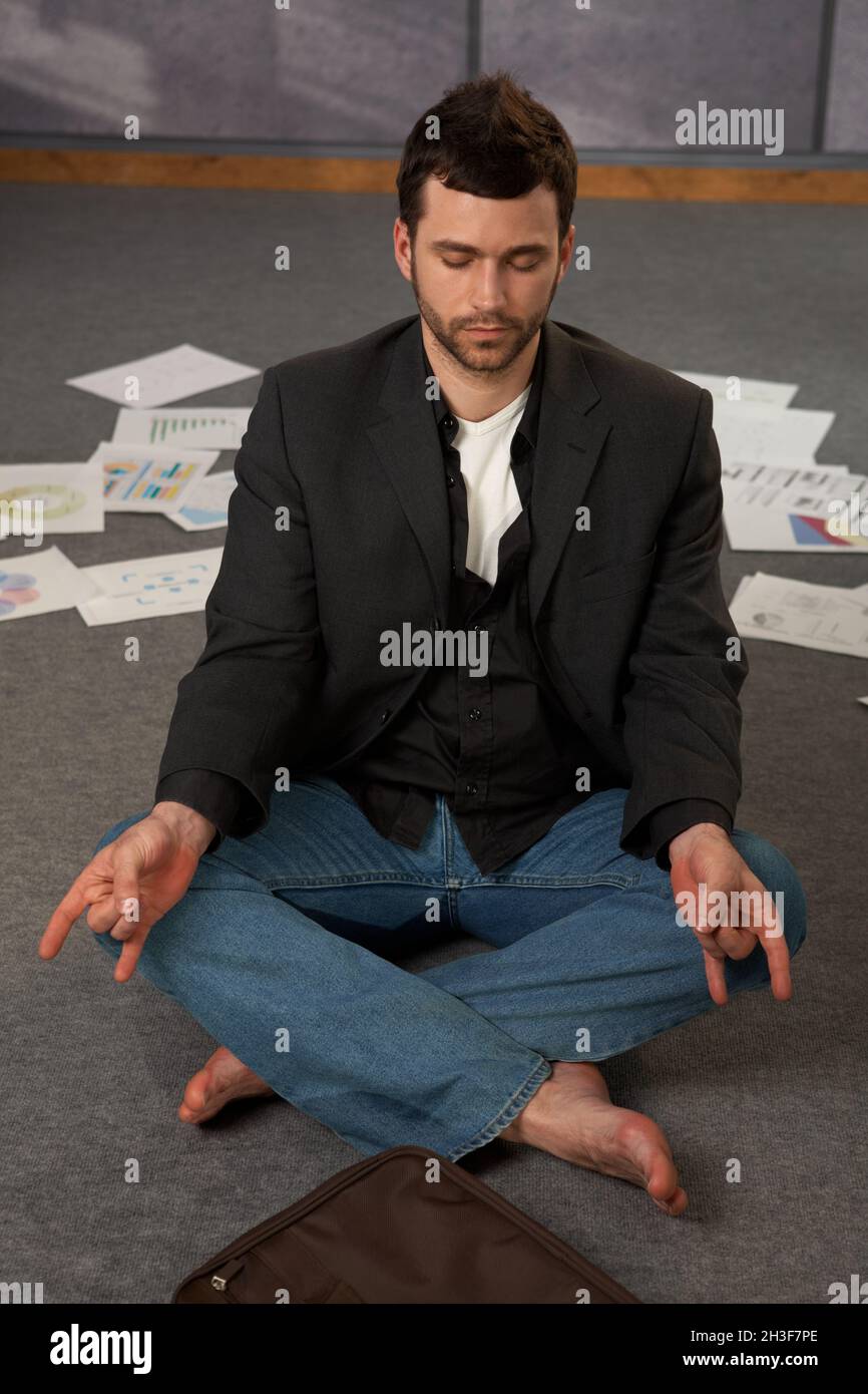 Lavoro di ufficio alla moda meditating Foto Stock