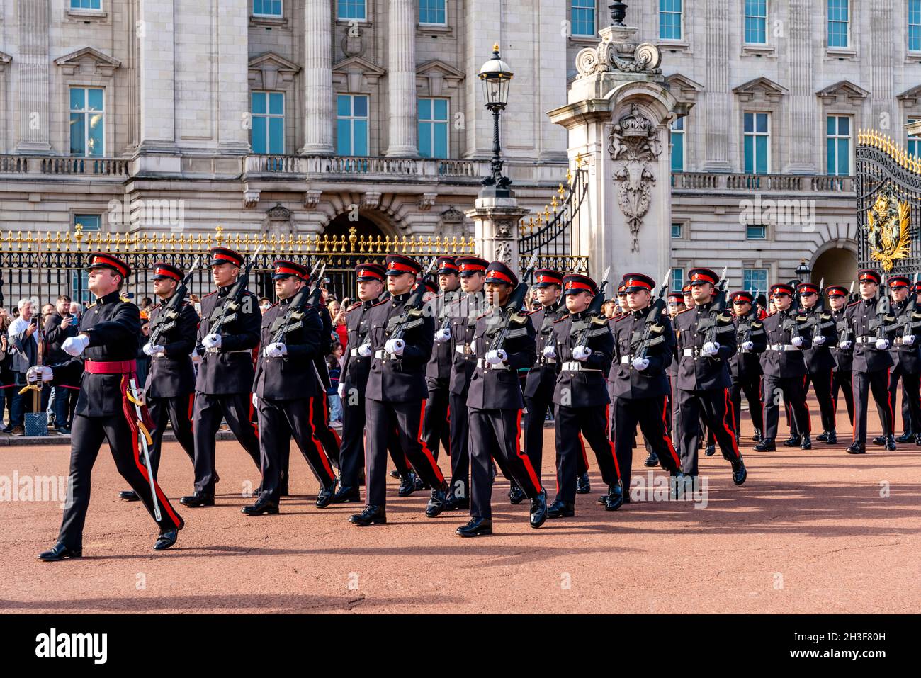 Cerimonia del Cambio della Guardia, Buckingham Palace, Londra, Regno Unito. Foto Stock