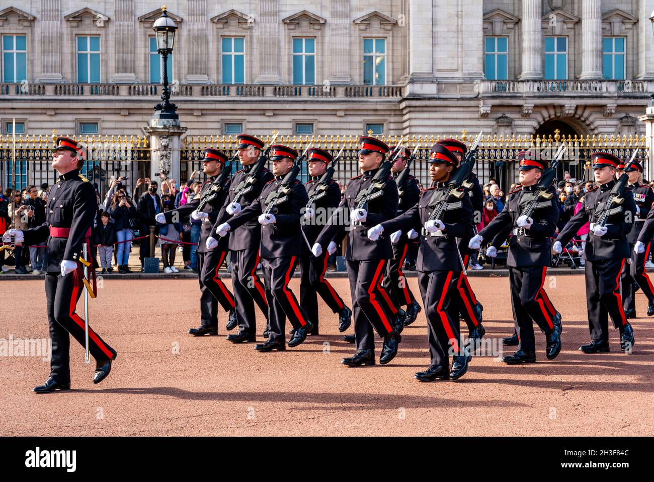 Cerimonia del Cambio della Guardia, Buckingham Palace, Londra, Regno Unito. Foto Stock