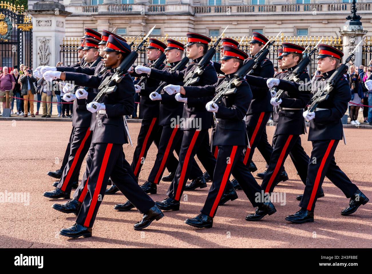 Cerimonia del Cambio della Guardia, Buckingham Palace, Londra, Regno Unito. Foto Stock