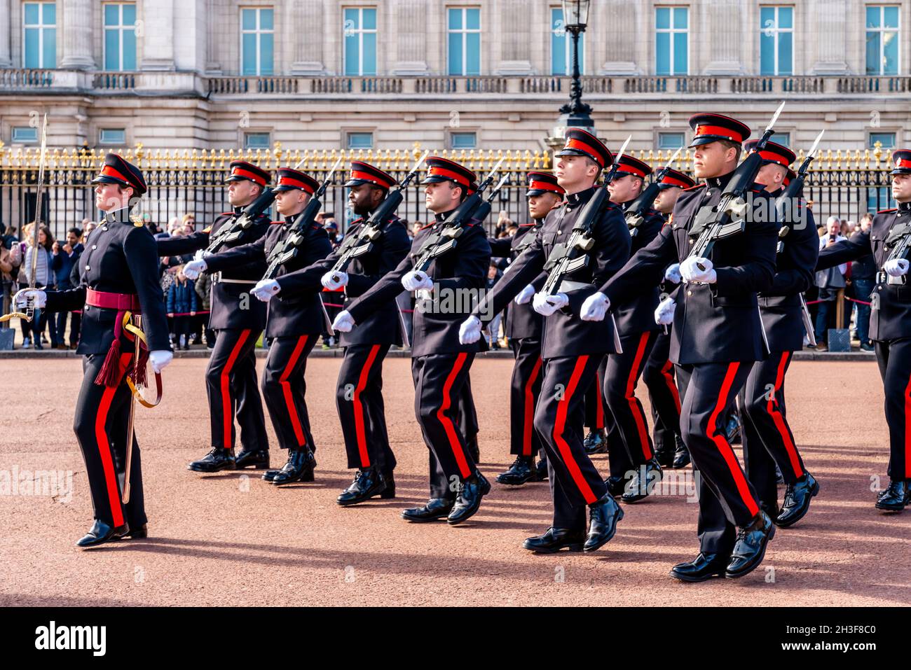 Cerimonia del Cambio della Guardia, Buckingham Palace, Londra, Regno Unito. Foto Stock