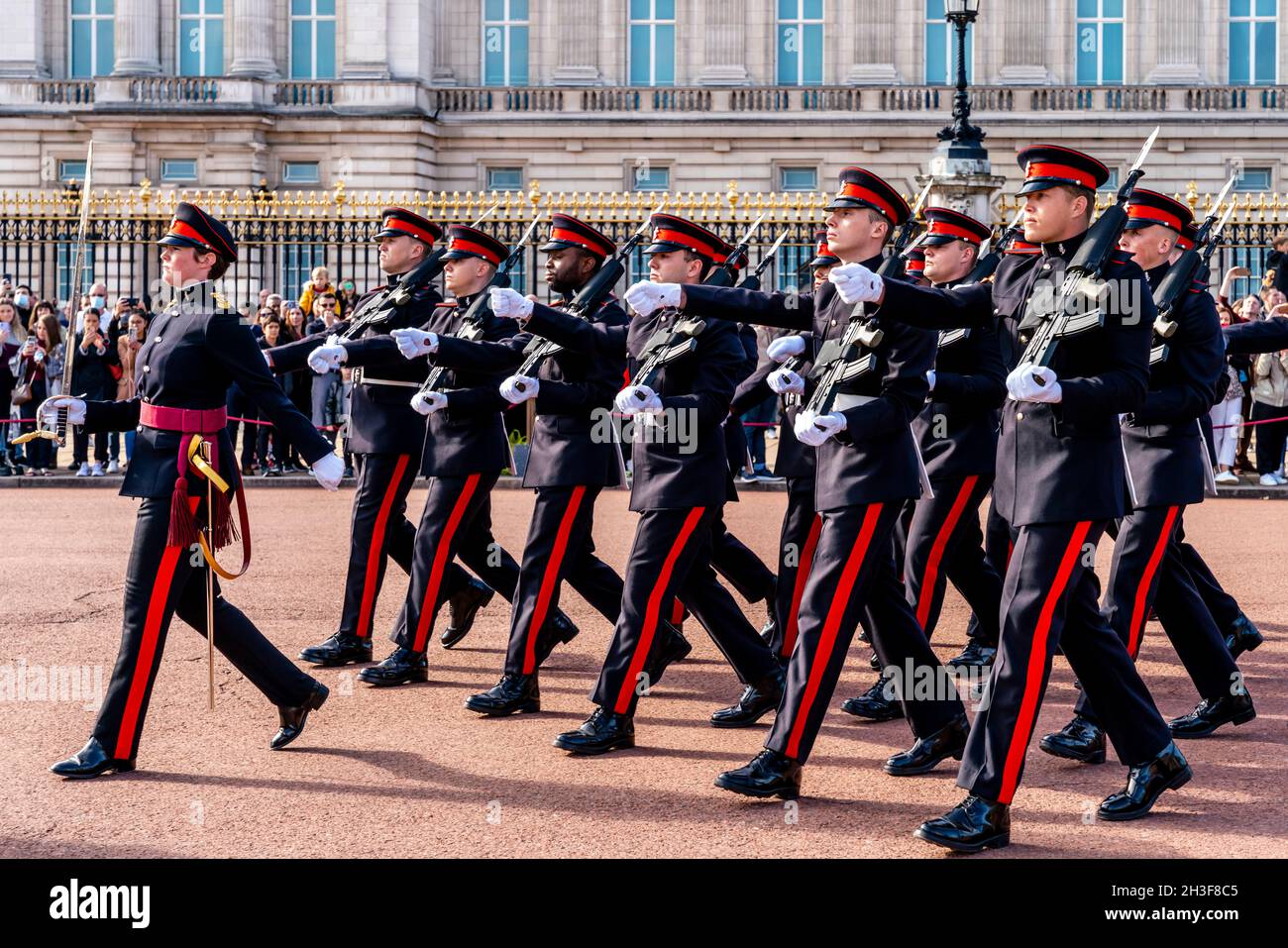Cerimonia del Cambio della Guardia, Buckingham Palace, Londra, Regno Unito. Foto Stock