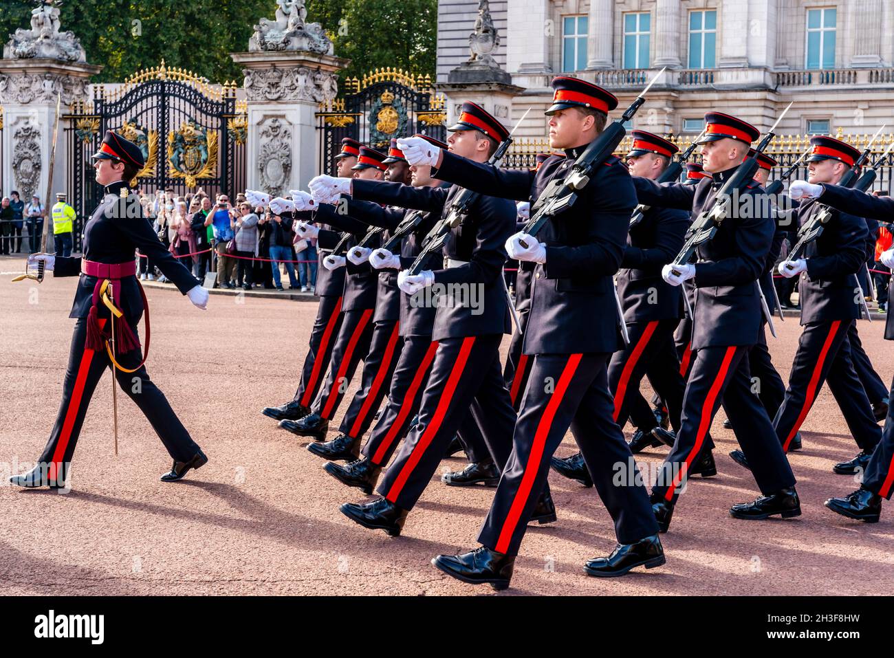 Cerimonia del Cambio della Guardia, Buckingham Palace, Londra, Regno Unito. Foto Stock