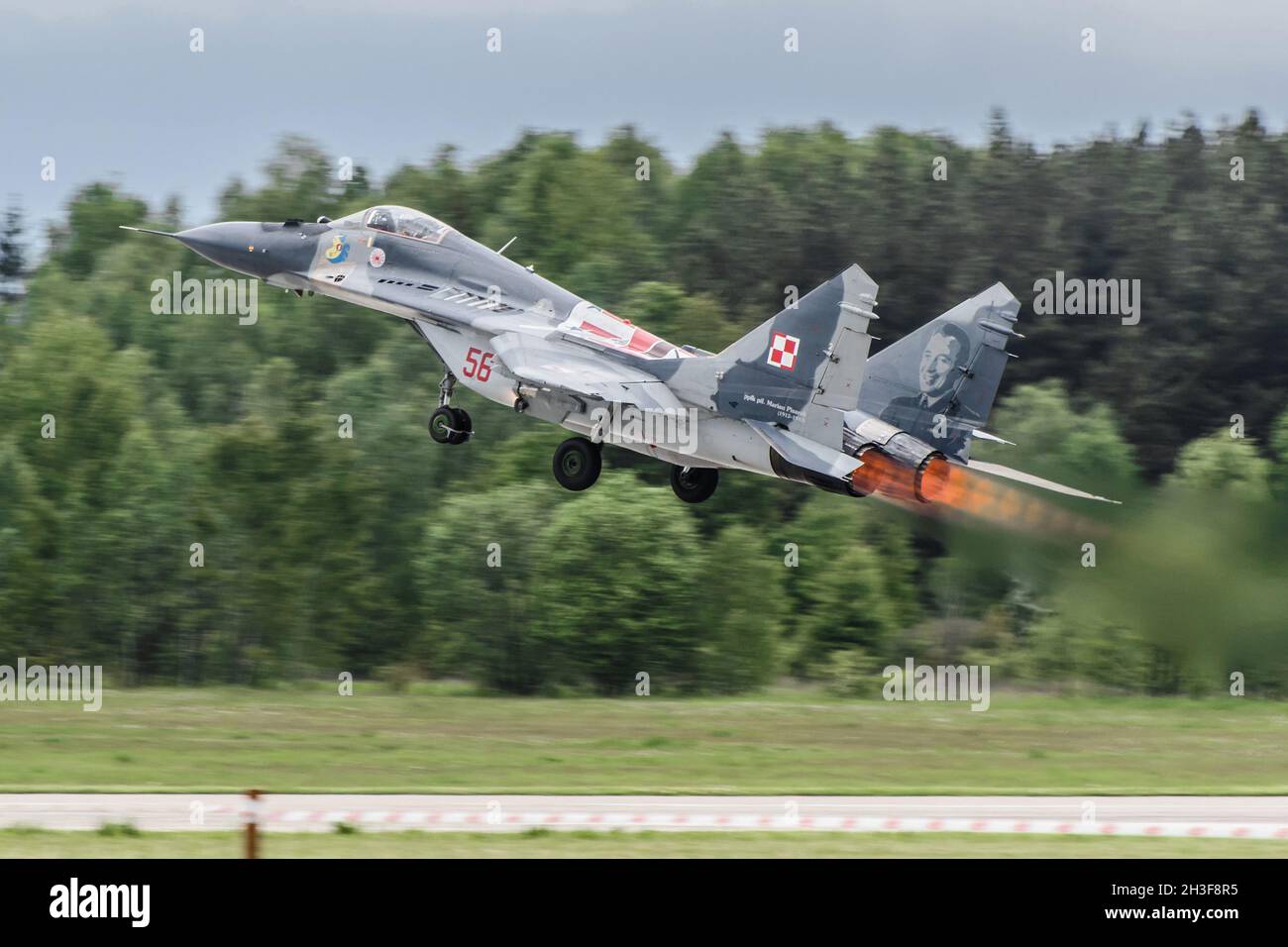 Mińsk Mazowiecki, Polonia - 10 maggio 2014: Il jet militare polacco Mig-29 decollo dalla pista durante la base aerea EPMM giorno di apertura con postbruciatore Foto Stock