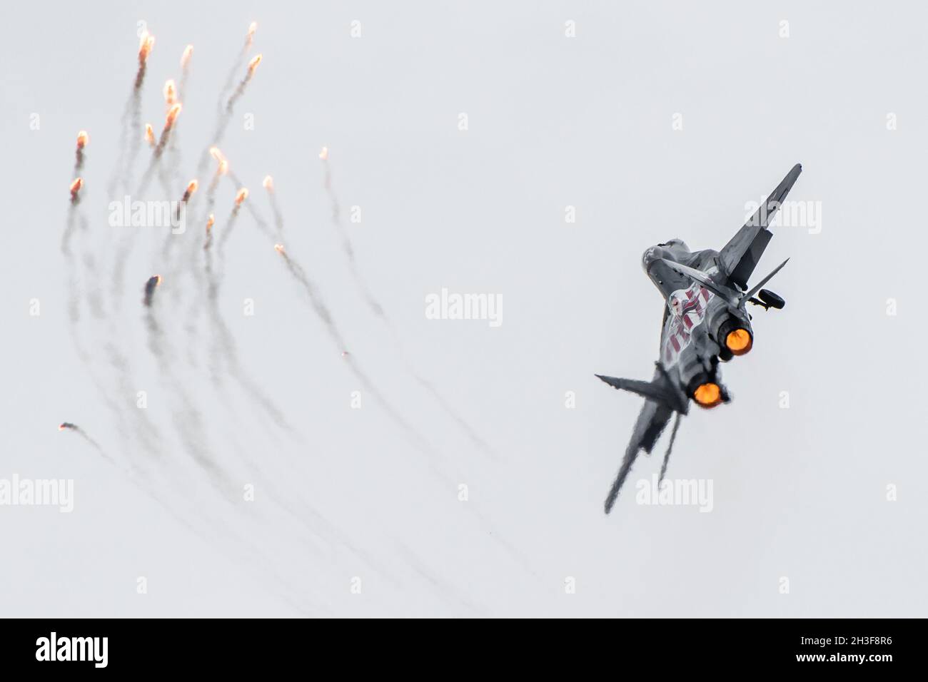 Mińsk Mazowiecki, Polonia - 10 maggio 2014: Il jet militare polacco Mig-29 rilascia razzi durante il giorno di apertura della base aerea EPMM con postbruciatore Foto Stock