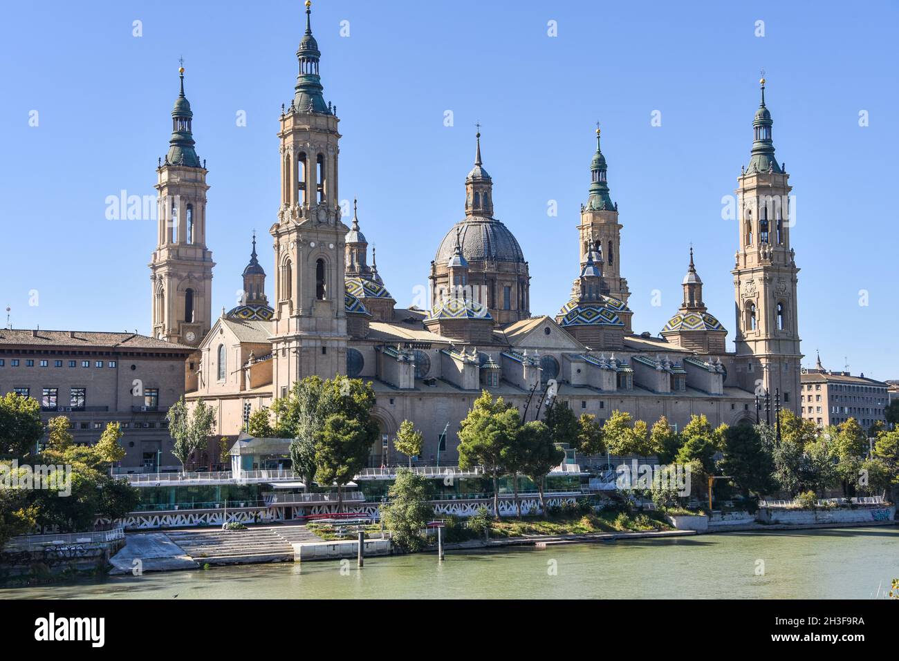 Saragozza, Spagna - 23 Ott, 2021:Basilica di nostra Signora del pilastro e del fiume Ebro, Saragozza, Aragona, Spagna Foto Stock