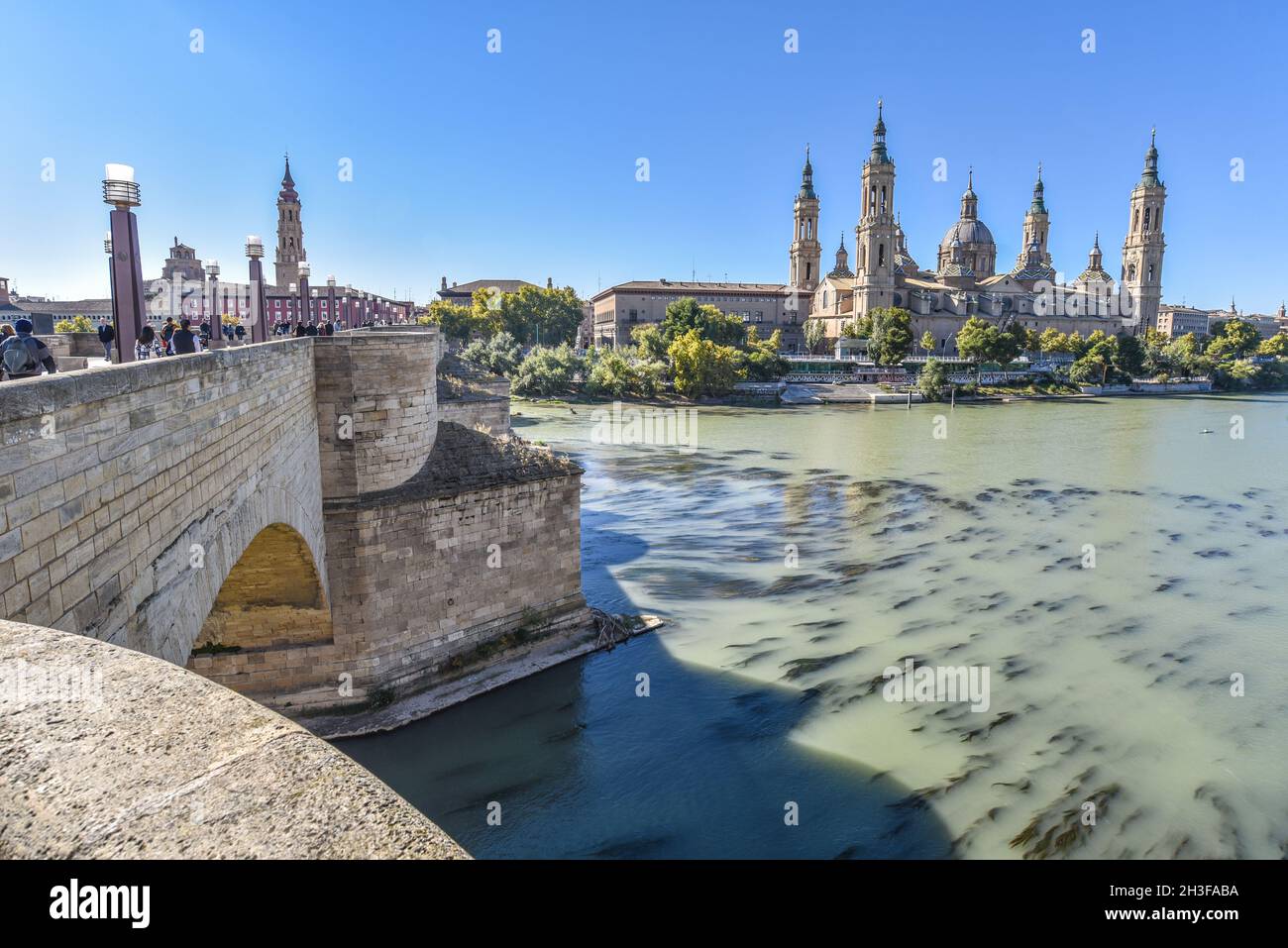 Saragozza, Spagna - 23 Ott, 2021:Basilica di nostra Signora del pilastro e del fiume Ebro, Saragozza, Aragona, Spagna Foto Stock