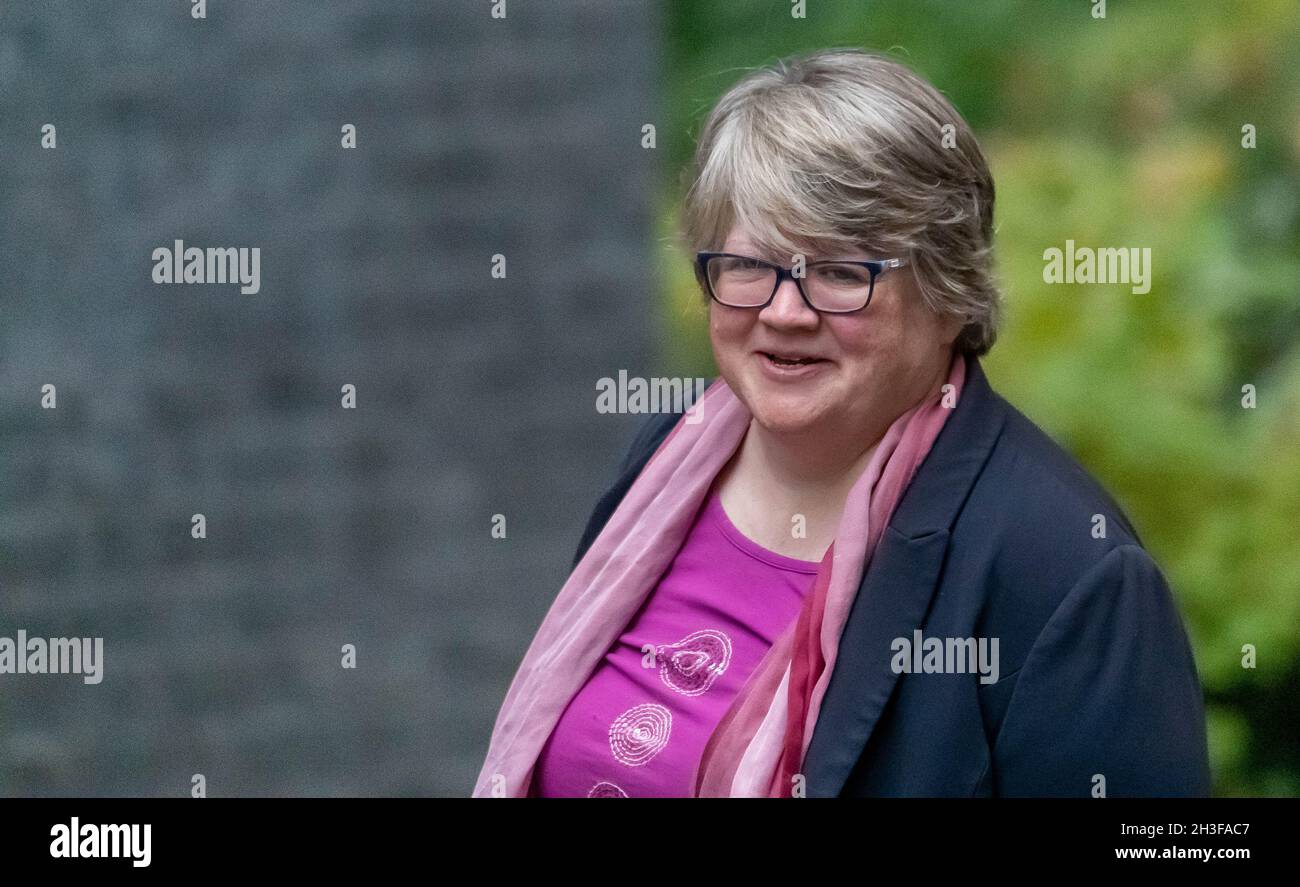Londra UK 27 Ott 2021 Thérèse Coffey arriva ad un incontro di gabinetto al 10 Downing Street London. Credit Ian DavidsonAlamy Live News Foto Stock