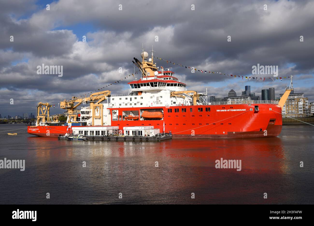 28/10/2021. River Thames Greenwich UK il RRS Sir David Attenborough è ormeggiato a Greenwich per partecipare a un festival di tre giorni prima del CO Foto Stock