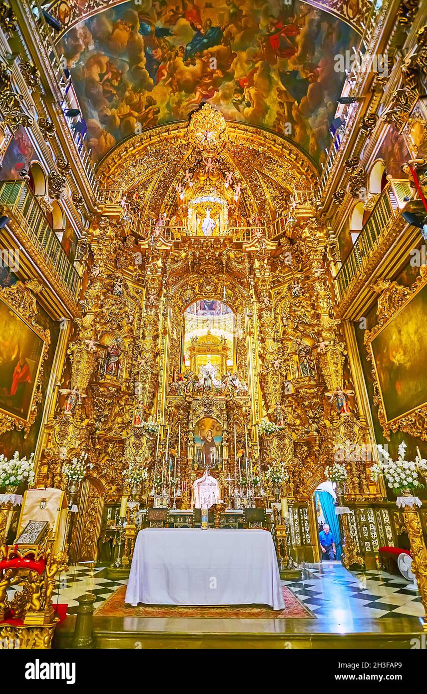 GRANADA, SPAGNA - 27 SETTEMBRE 2019: La splendida Capilla Mayor della Basilica di San Juan de Dios, con la sua imponente pala d'altare dorata e affreschi sulla volta, su se Foto Stock