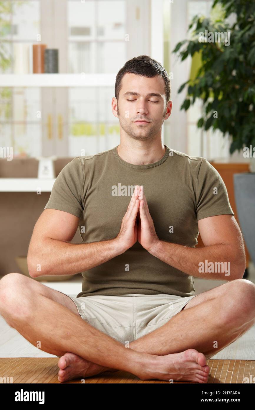 Uomo che fa esercizio di yoga Foto Stock
