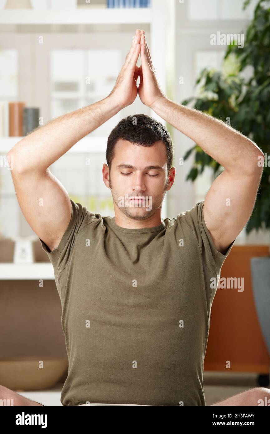 Uomo che fa esercizio di yoga Foto Stock