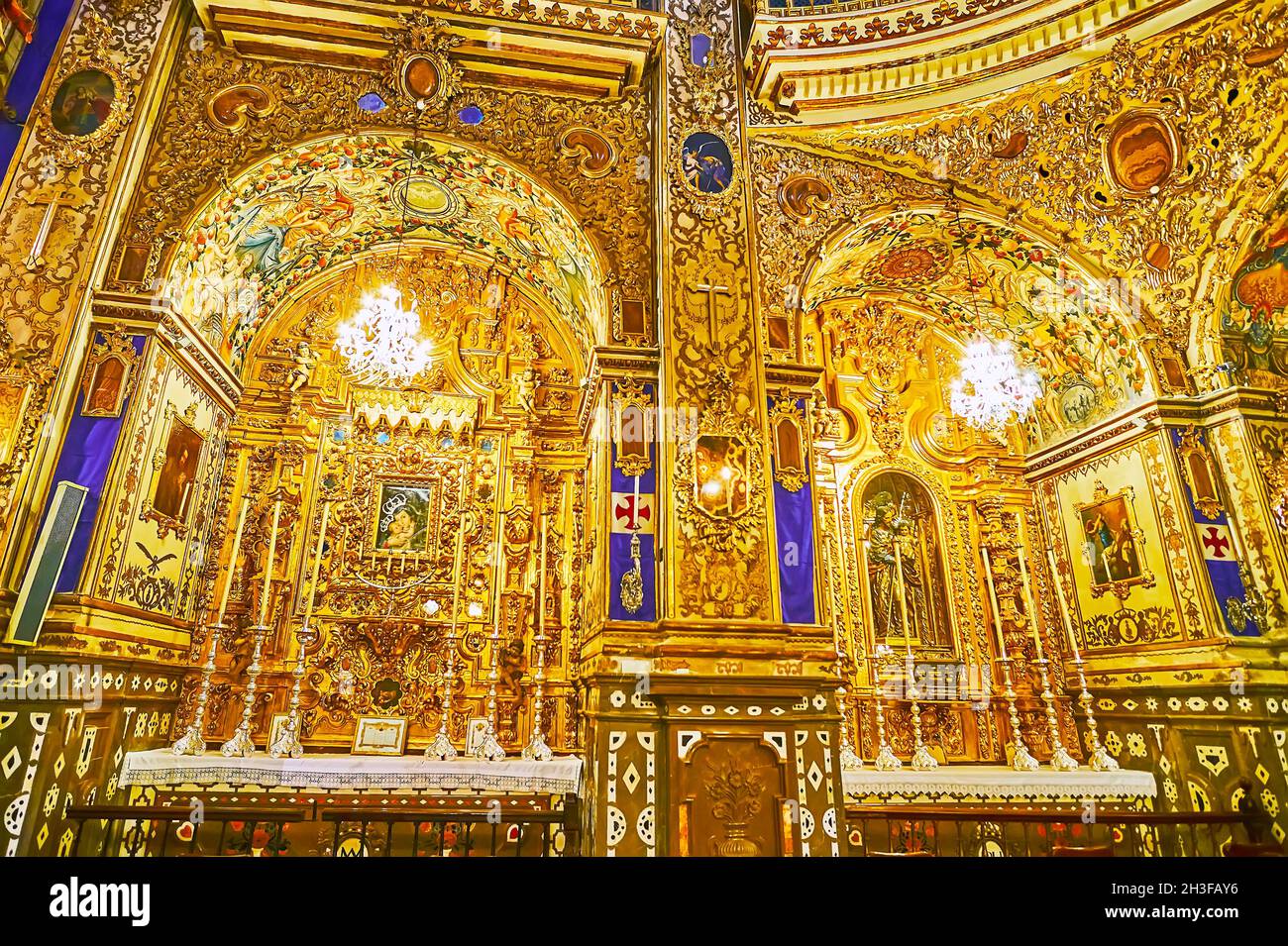 GRANADA, SPAGNA - 27 SETTEMBRE 2019: Esplora le spettacolari cappelle dorate della Basilica di San Juan de Dios con decorazioni in rilievo dorate, sculture e pittura Foto Stock