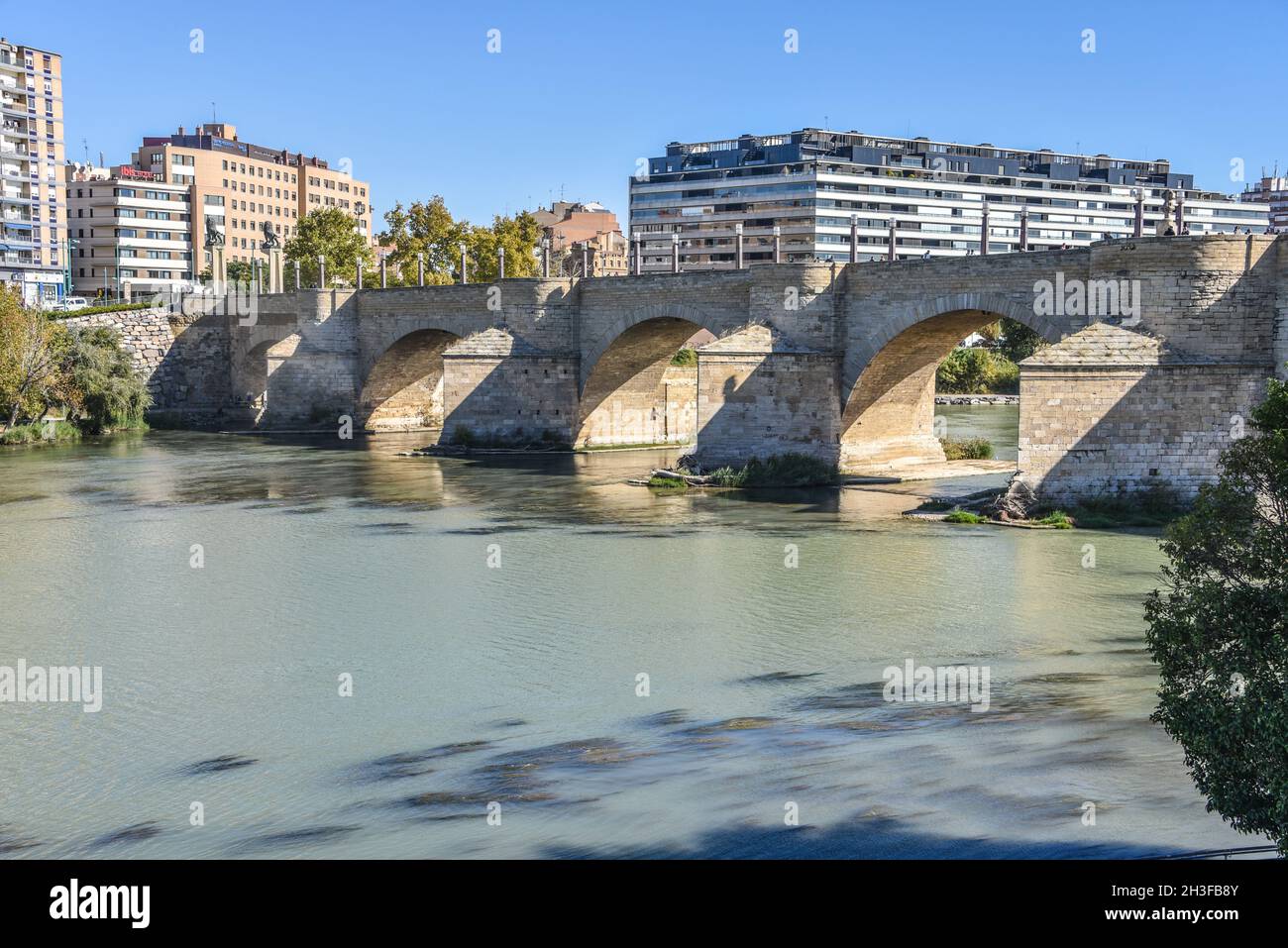 Zaragoza, Spagna - 23 Ott, 2021:Puente de Piedra ponte sul fiume Ebro nella città spagnola Zaragoza Foto Stock