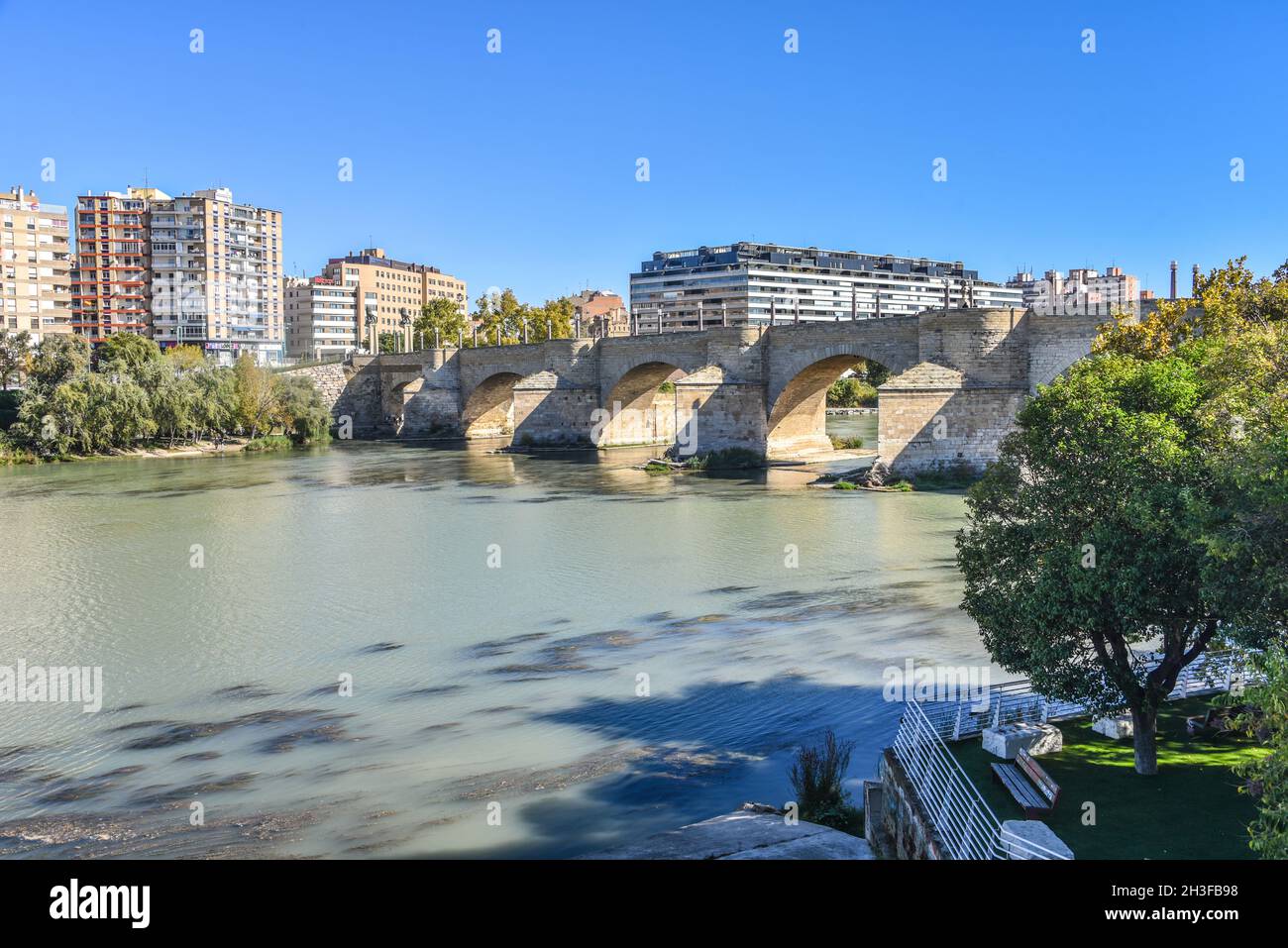 Zaragoza, Spagna - 23 Ott, 2021:Puente de Piedra ponte sul fiume Ebro nella città spagnola Zaragoza Foto Stock