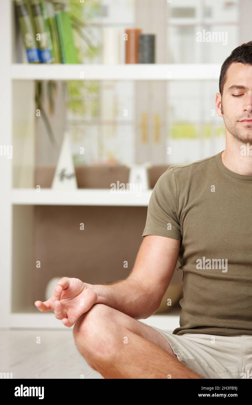 Uomo seduto in posizione di yoga Foto Stock