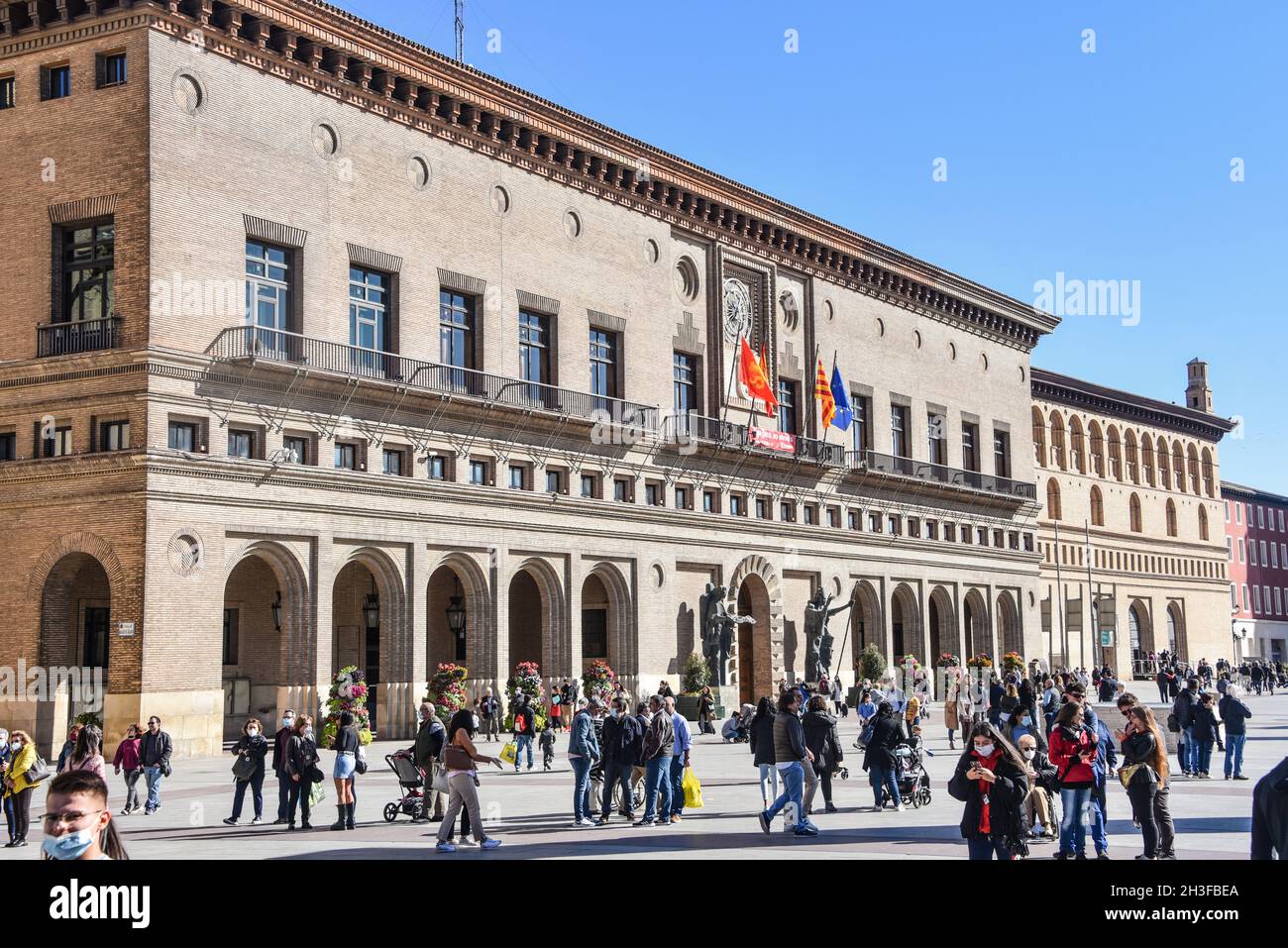 Saragozza, Spagna - 23 Ott, 2021: Una vista sulla piazza del Pilar, a Saragozza, Spagna, con il municipio e la Lonja Foto Stock