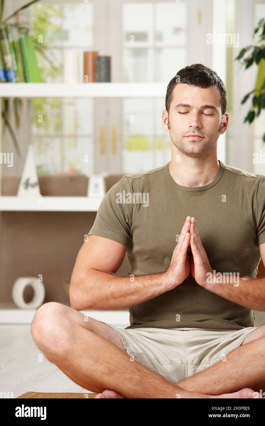 Uomo che fa esercizio di yoga Foto Stock