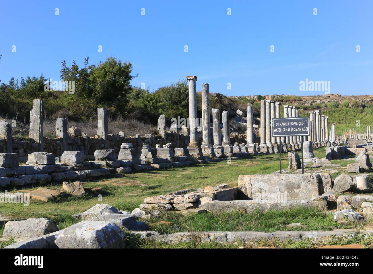 Canale d'acqua costruito durante il periodo romano nell'antica città greca di Perge (Perga) nella regione dell'Anatolia in Turchia. Foto Stock