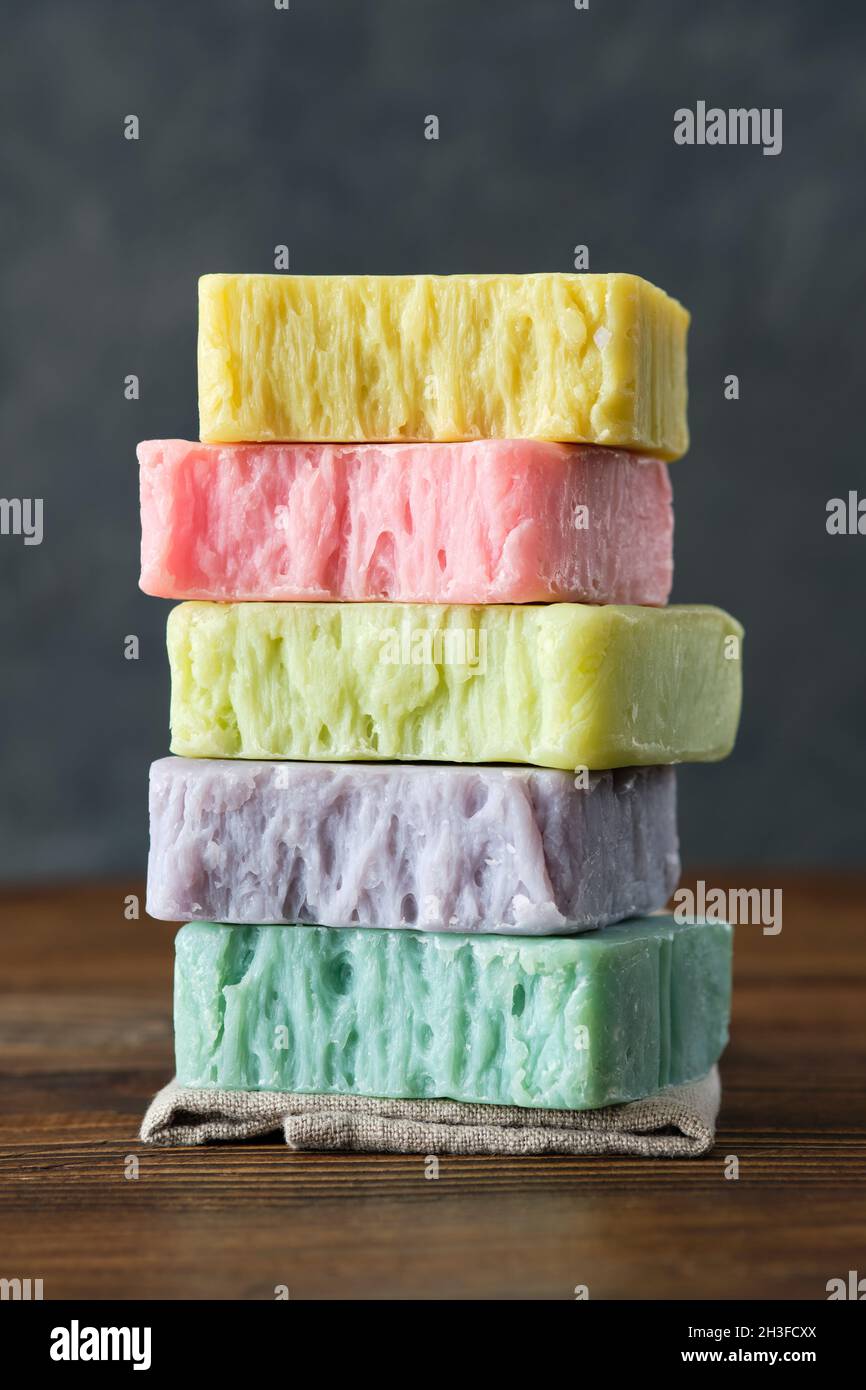 Pila di saponi naturali fatti in casa. Barre di sapone organico. Foto Stock