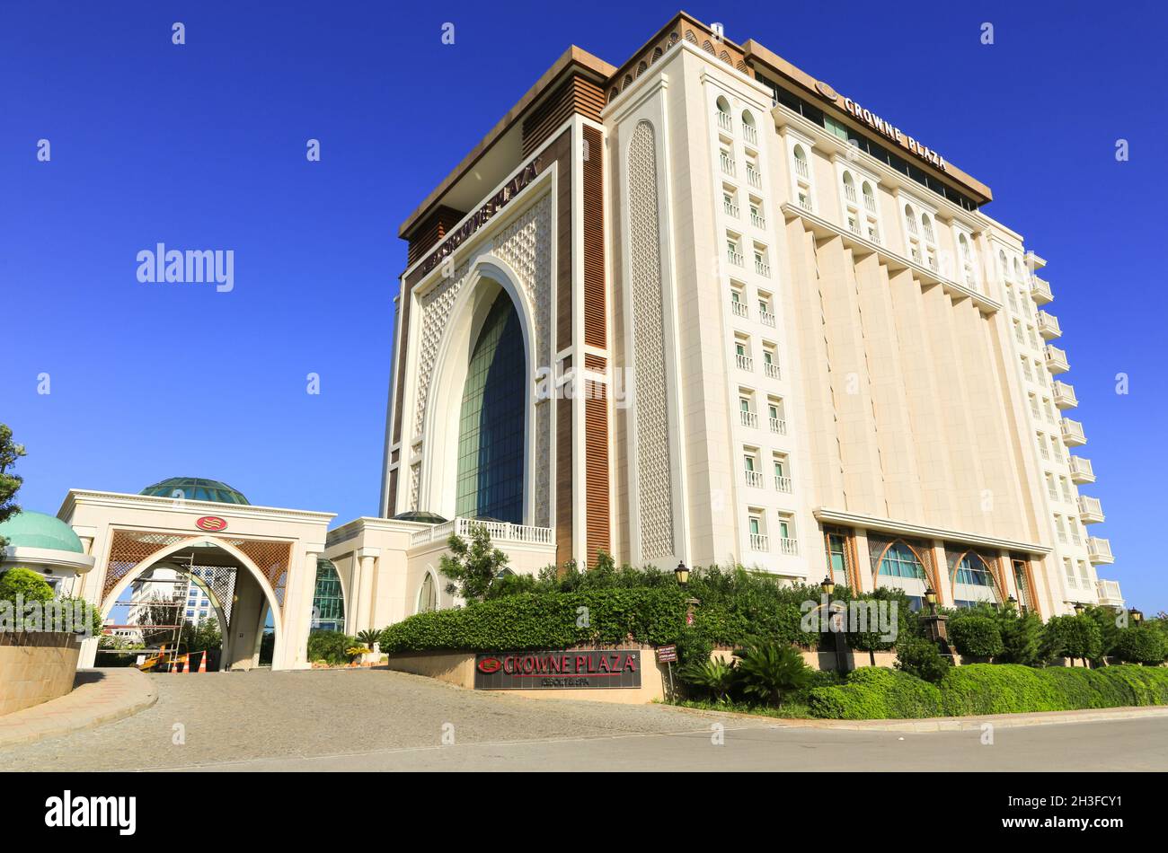 Il Crowne Plaza Antalya, un IHG Hotel, si trova ad Antalya, nel sud della Turchia e presenta una grande finestra ad arco all'entrata dell'hotel. Foto Stock