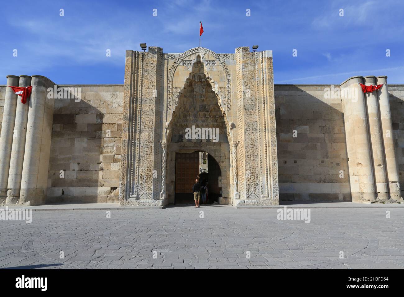 Il Sultan Han caravanserai ha fornito un arresto sicuro di riposo per i caravan che attraversano la strada della seta in Turchia. Il cancello d'ingresso è alto 13 m costruito in marmo. Foto Stock