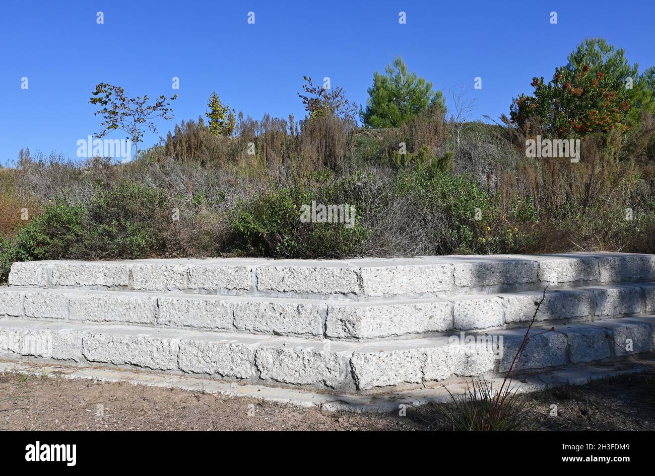 IRVINE, CALIFORNIA - 27 Oct 2021: Parete di contenimento e panca nella zona bosque del Grande Parco, fatta da pezzi di pista recuperata dalla USMCAS E. Foto Stock