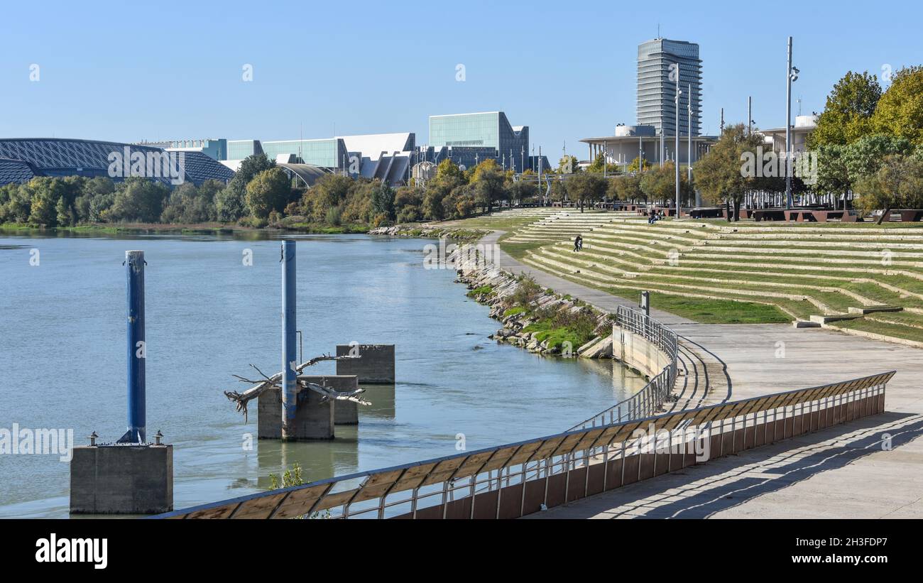 Zaragoza, Spagna - 23 Oct, 2021: Viste lungo il fiume Ebro dal sito dell'Expo di Zaragoza Foto Stock