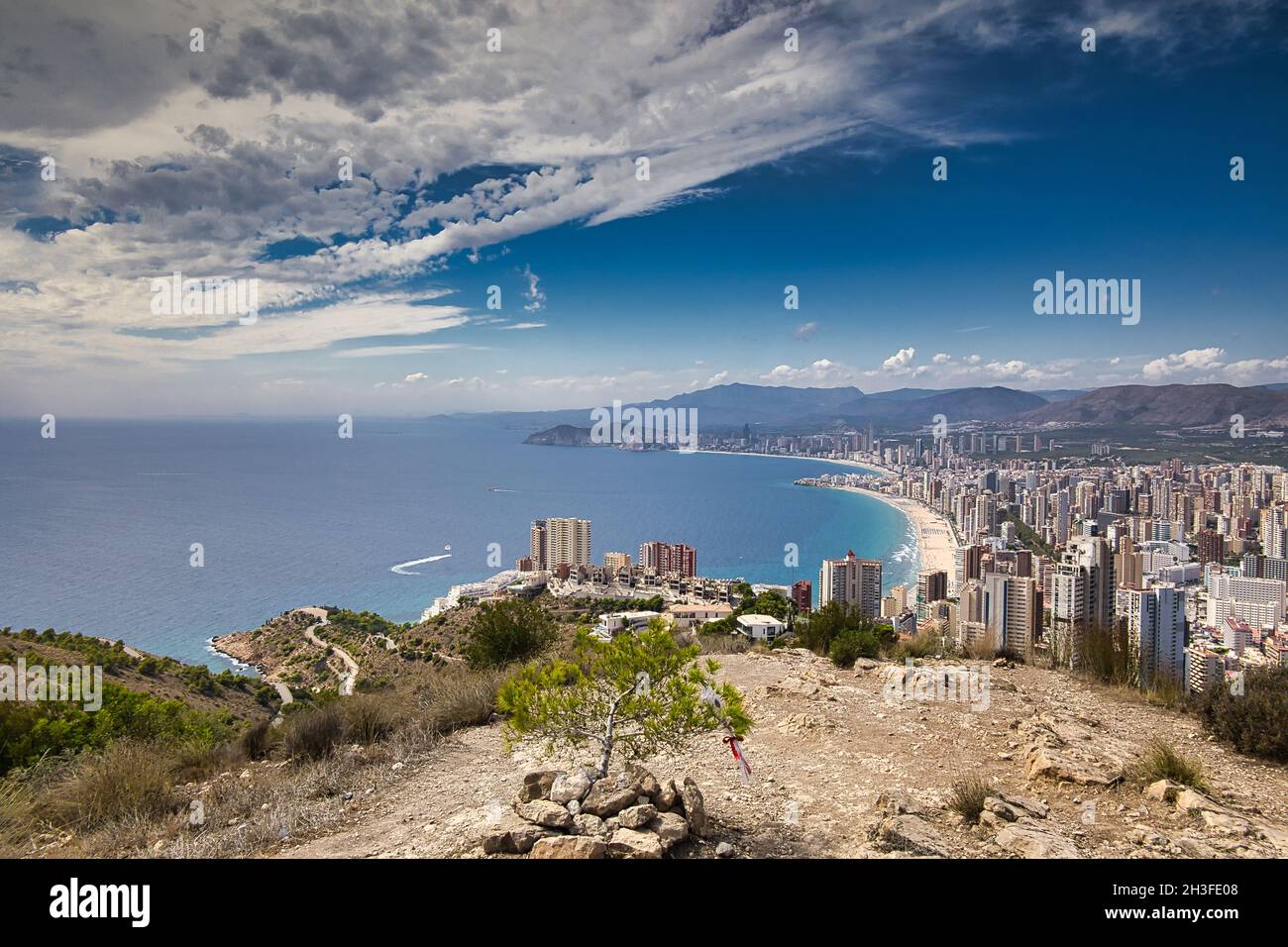 Paesaggio con vista sulla baia, spiagge e grattacieli di Benidorm dalla cima del punto più alto della Sierra Helada.Spain, Alicante provincia.Horizon Foto Stock