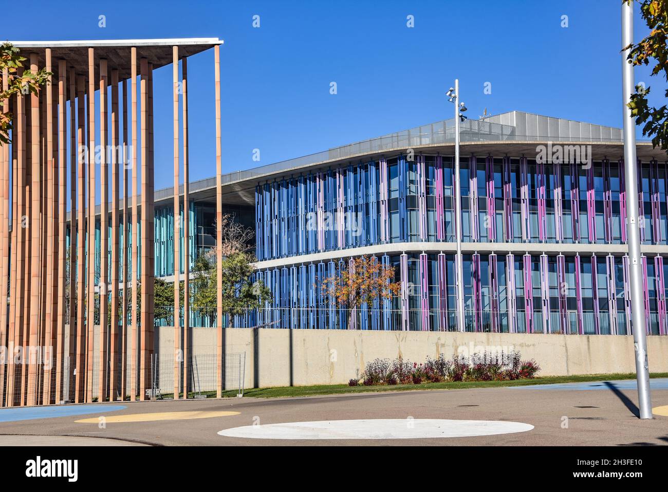 Zaragoza, Spagna - 23 Ott, 2021: Edifici di architettura Aquarium e Spanish Pavilion presso il sito dell'Expo di Zaragoza Foto Stock