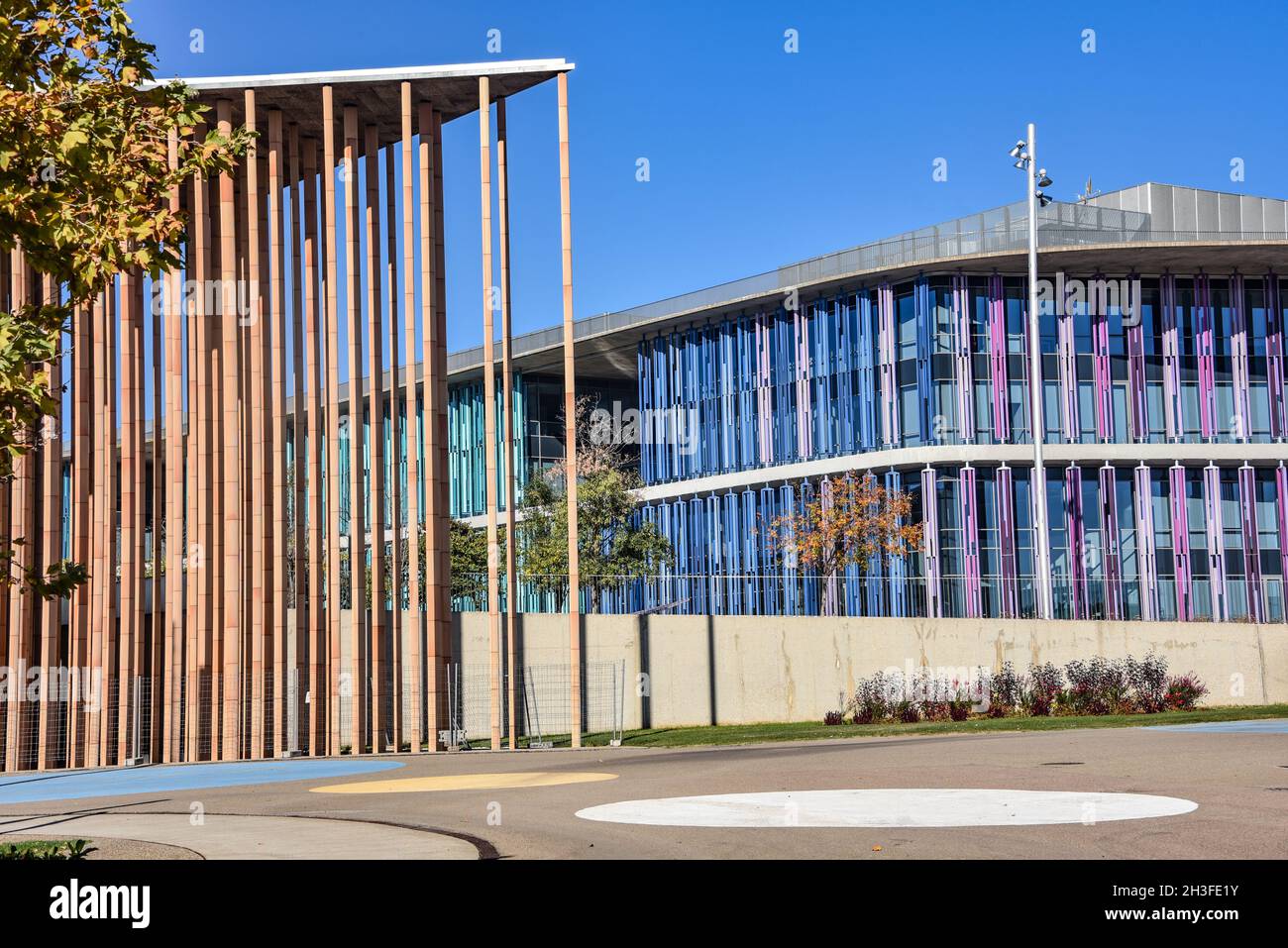 Zaragoza, Spagna - 23 Ott, 2021: Edifici di architettura Aquarium e Spanish Pavilion presso il sito dell'Expo di Zaragoza Foto Stock