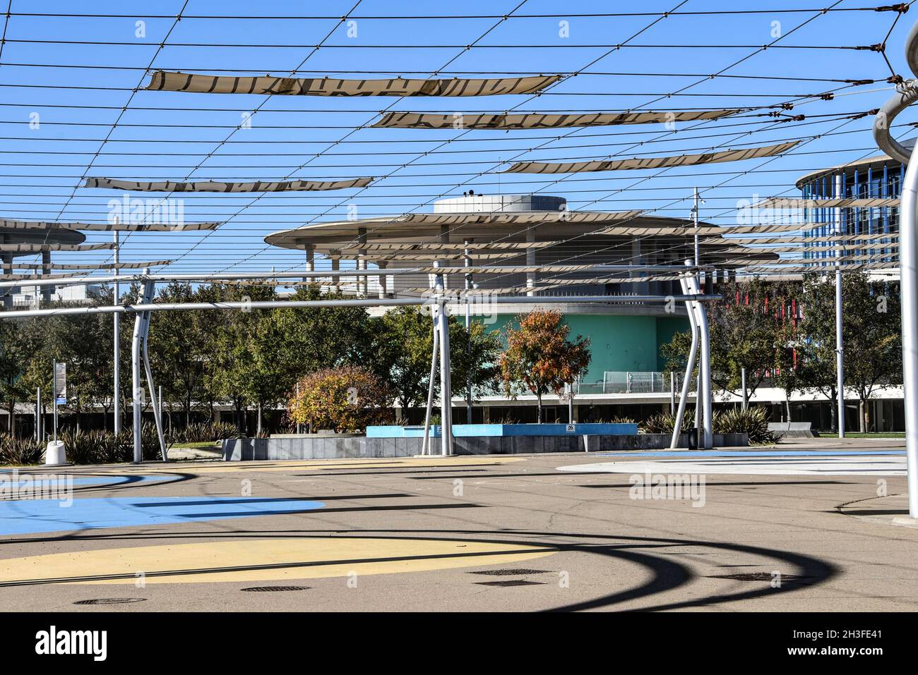 Zaragoza, Spagna - 23 Ott, 2021: Edifici di architettura Aquarium e Spanish Pavilion presso il sito dell'Expo di Zaragoza Foto Stock
